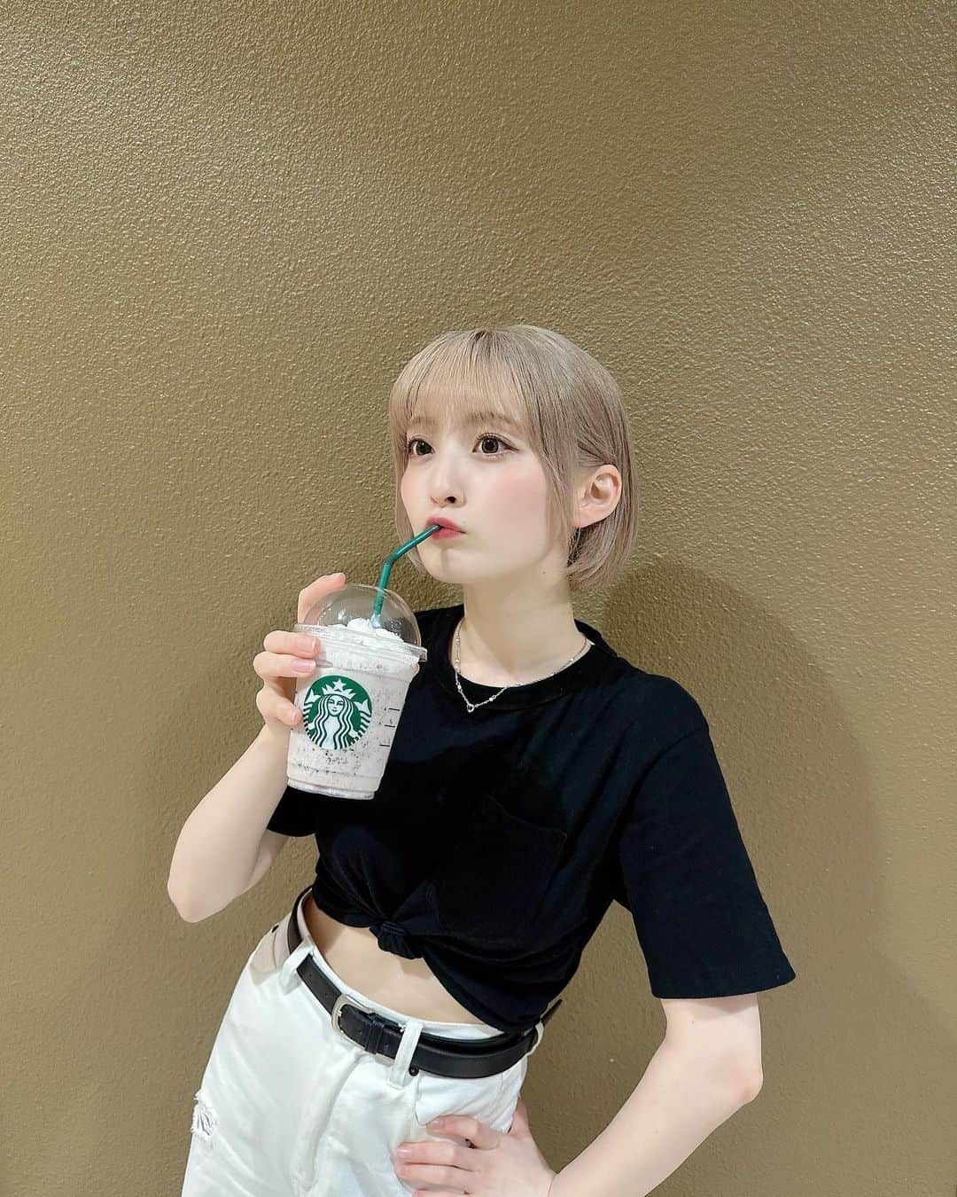 白井真緒のインスタグラム：「夏はフラペチーノ飲みたくなる☺︎  #こはくのふく #ハイトーンボブ #色白女子 #モノトーンコーデ #ミニボブ #ショートボブ #パールホワイト #ホワイトパール #スタバ部 #starbacks」