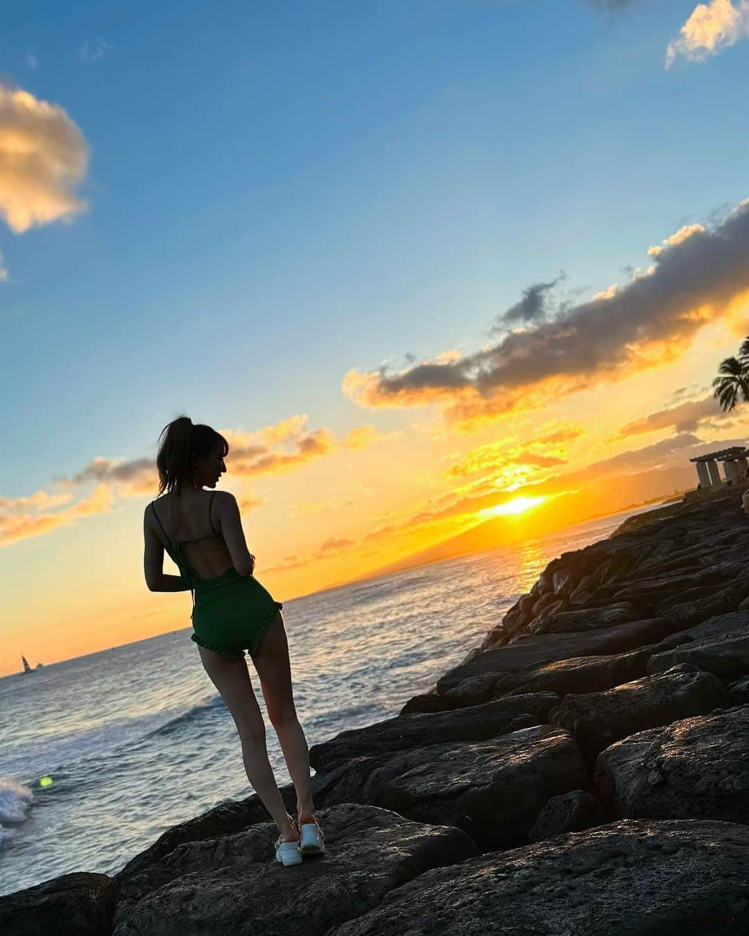 うどんさんのインスタグラム写真 - (うどんInstagram)「Sunset🧡うどん  どーでもいい事だが、 断然朝日より夕日派のうどんです♡ 朝は眠くて起きれんからw 　 日本にいると夕日なんか全然気づかんうちに終わっとるけど Hawaiiだと見たくて毎日待ち侘びちゃう✨ チルスポット🧡  #チル#チルアウト #ちる#Sunset#Hawaii#hawaiilife #癒し#癒しの空間 #癒しスポット #癒しの時間 #癒しの風景 #ポニーテールアレンジ #ポニーテール #ポニーテール女子 #ポニーテールとシュシュ #海#海コーデ #夕日#夕日が綺麗 #夕日が好き #夕日が好きな人と繋がりたい #夕日好きな人と繋がりたい #夕日がきれい #ポニテ#ポニテ女子 #ポニテしか勝たん #ポニテガール#applewatch #携帯紛失#携帯紛失事件」8月21日 21時11分 - udoooonn