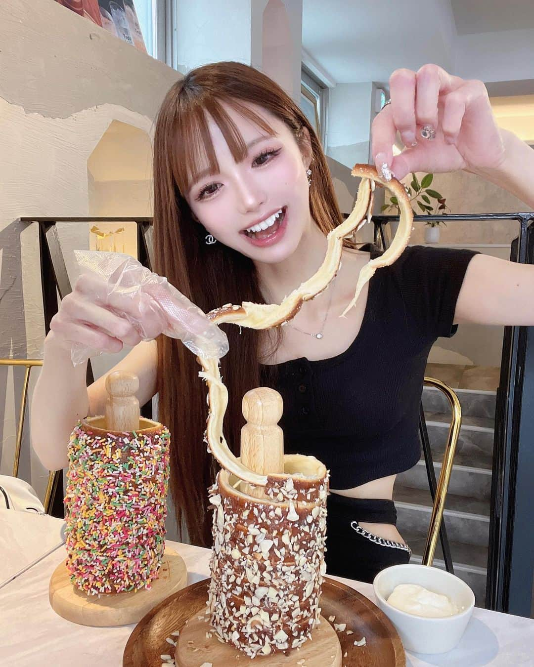 あやちゃんのインスタグラム：「煙突パンしってる？🍞🍴⑅*॰ॱ  ひも状に伸ばした生地を棒に巻き付けて焼いてあるの！外側はカリッとしてて内側はもっちり🤤  めっちゃ美味しかった🥹🍎 店内も割と空いてからおすすめ💗  #新大久保グルメ #新大久保カフェ #新大久保ランチ #新大久保スイーツ #新大久保 #韓国カフェ #新宿カフェ #煙突パン #韓国スイーツ #チムニーカフェ #チムニーパン #trdlo」