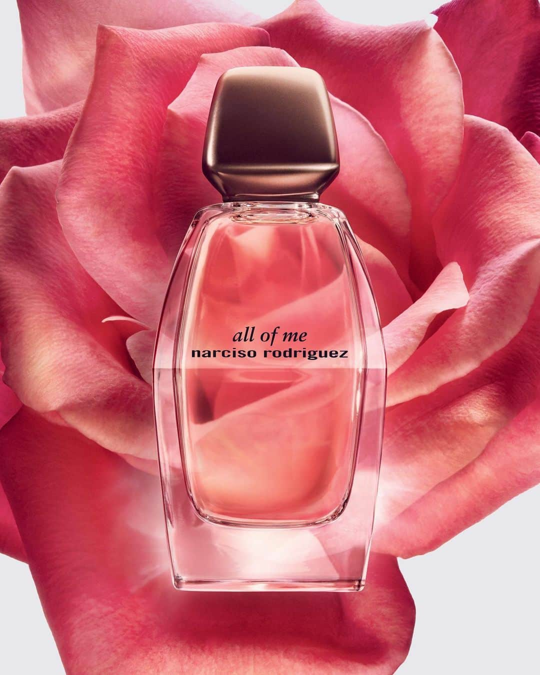 ナルシソロドリゲスさんのインスタグラム写真 - (ナルシソロドリゲスInstagram)「all of me — the iconic new fragrance by narciso rodriguez parfums.   #allofme #narcisorodriguezparfums #parfum #fragrance  @solvesundsbostudio  @baronandbaron  @micarganaraz  @elissasantisi  @damienboissinothair  @christinecorbel @daphne_bugey @dora_baghriche_perfumer」8月21日 21時13分 - narciso_rodriguez