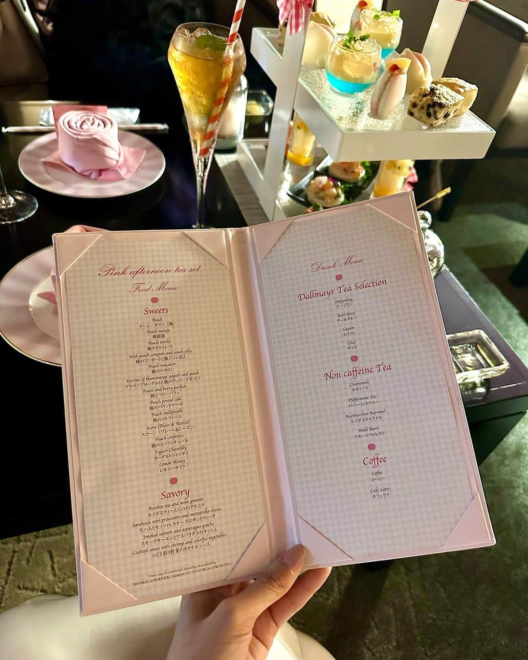 Yuika Matsuさんのインスタグラム写真 - (Yuika MatsuInstagram)「afternoon tea 🍑🛟 　 〈#大阪アフタヌーンティー  #anaクラウンプラザホテル大阪 〉  ピーチがテーマのアフタヌーンティー🫖 @anacrowneplaza_osaka  　 🤍9月10日まで🤍 【PINK AFTERNOON TEA】 　　 　 ANAクラウンプラザホテル大阪で @lefua.closet のみんなと女子会👭🏻 ご招待ありがとうございました！ 　  初夏にぴったりの爽やかな甘さの ピーチが活かされたスイーツが 盛りだくさんでどれから食べようか迷っちゃう🫣 　 ドイツ王室ご用達ダルマイヤーティーセレクションは　 どれも香り深くおかわりも めちゃくちゃしちゃった❤️ 　 　 セイボリー4種類、スイーツメニューが 10種類で桃を味わい尽くせます♡ 　 　 至福の時間2時間もあっという間でしたー！ お気に入りは、“桃のミルフィーユー"🍑 パイ生地サクサクで美味✨ 　 　 🎃👻🎃 ９月１１日 （ Mon ）からは "PINK HALLOWEEN afternoon tea "がSTART！！ 　 今から楽しみですねっ♪    📍 期間　：7月1日（土）～9月10日（日） ご料金：お一人様　¥6,200（税・サ込） お時間：月～土　1:00 p.m.～ 6:30 p.m.（2時間制） 　　　　日・祝　1:00 p.m.～ 5:30 p.m.（2時間制) ＊前日3:00 p.m.までにご予約ください 　 　 トップス▷ @lefua.closet  　  #anacrowneplaza  #peach #ピーチ #pink#PinkAfternoonTea  #lefuacloset #LEFUA #レフアクローゼット  #レフジョ #レフジョ会 #アフタヌーンティーセット#女子会 #桃アフタヌーンティー#ピーチスイーツ#ピーチアフタヌーンティー」8月21日 21時16分 - yuika00802