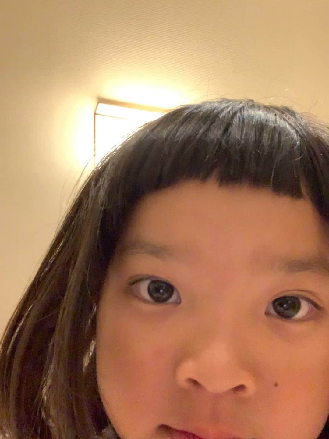 あゆちゃんのインスタグラム：「すき家の牛丼♪♪ ⁑ ⁑ 何回見ても死ぬほど笑う動画wwwww 私がひなと露天風呂行ってる間にさくらが勝手に動画撮ってたんやけどもうほんまおもろくて腹よじれるwww 顔で喋ってんよ爆笑 ばーばが無反応なのもまた良い💯 ⁑ ⁑ #5歳#末っ子#三人目#旅行」