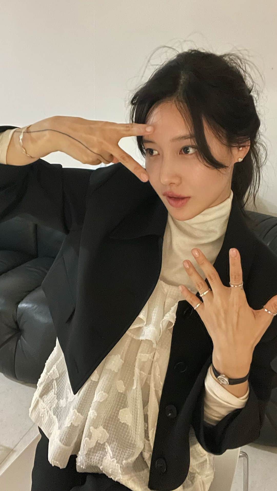 nanaのインスタグラム：「흐흐흐 오늘 아주 편했뜹미다 미미정이 옆에서 있었기 때문이죠 🖤 나흐나흐 첫 가을 아이템 두개 라이부 했어요」
