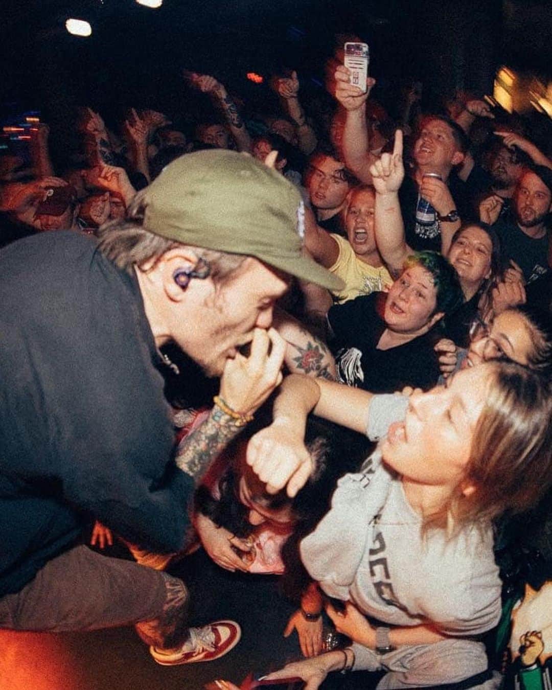 Kerrang!のインスタグラム：「From early U.S. shows on a total whim to accidentally smoking out entire venues, Ben Barlow looks back at 10 career-defining Neck Deep gigs at the link in bio 🔗🔥  ✍️: @jingle1991  📸: @wondergirlphoto」