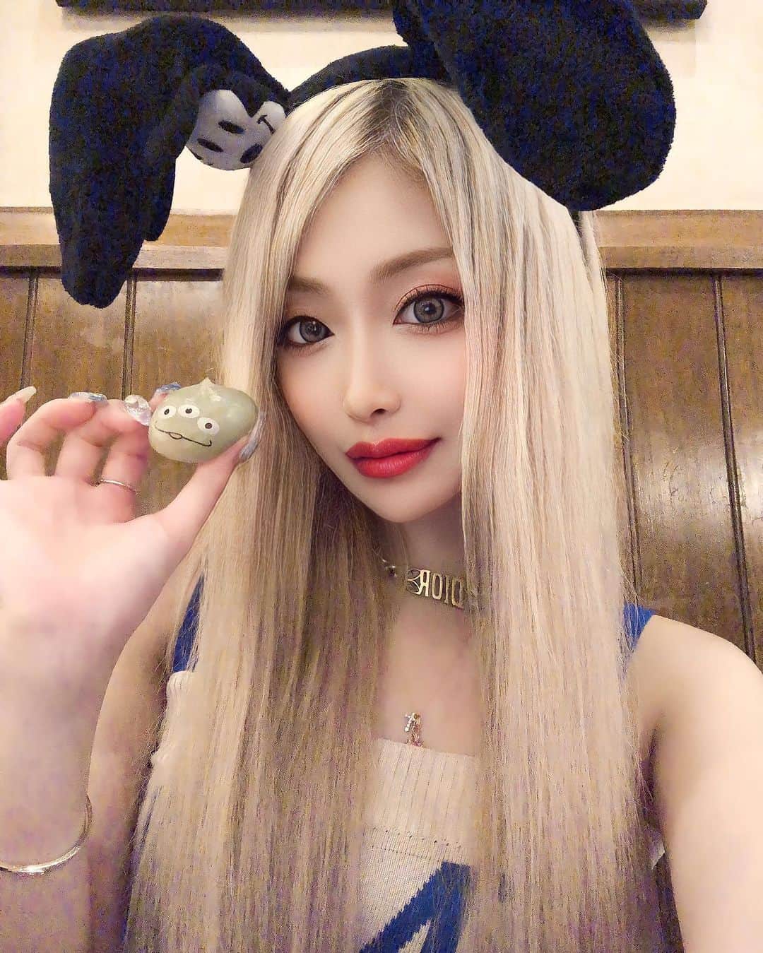 三上絵梨華のインスタグラム：「ジャンボリミッキー踊りたかった…  #歌舞伎町 #キャバ嬢 #キャバクラ #美人茶屋 #美神絵梨華 #ショートカット #金髪 #ギャル #ディズニー #ディズニーシー #オズワルド #ディズニーランド #リトルグリーンまん」