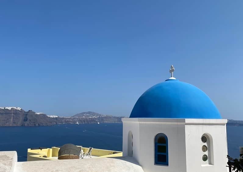 珠洲春希のインスタグラム：「サントリーニ島🇬🇷 これもまた22歳の時以来。 前回はミコノス島にも行きましたが今回は時間が短いのでサントリーニ島のみの滞在で、ゆっくりとする事に。 今回は、全日雲ひとつない晴天に恵まれ、最高の滞在でした。真っ青な空と海、白い街並みに真っ青なエーゲ海ブルーの屋根とブーゲンビリアが映えて、改めて本当に、美しい街だと…✨ 大型のクルーズ船が何隻も来ています🚢 プールに入ったりテラスでゆっくりしていると、クルーズ船のデッキでのパーティーの音楽🎷が聞こえてきて、BGMに。」