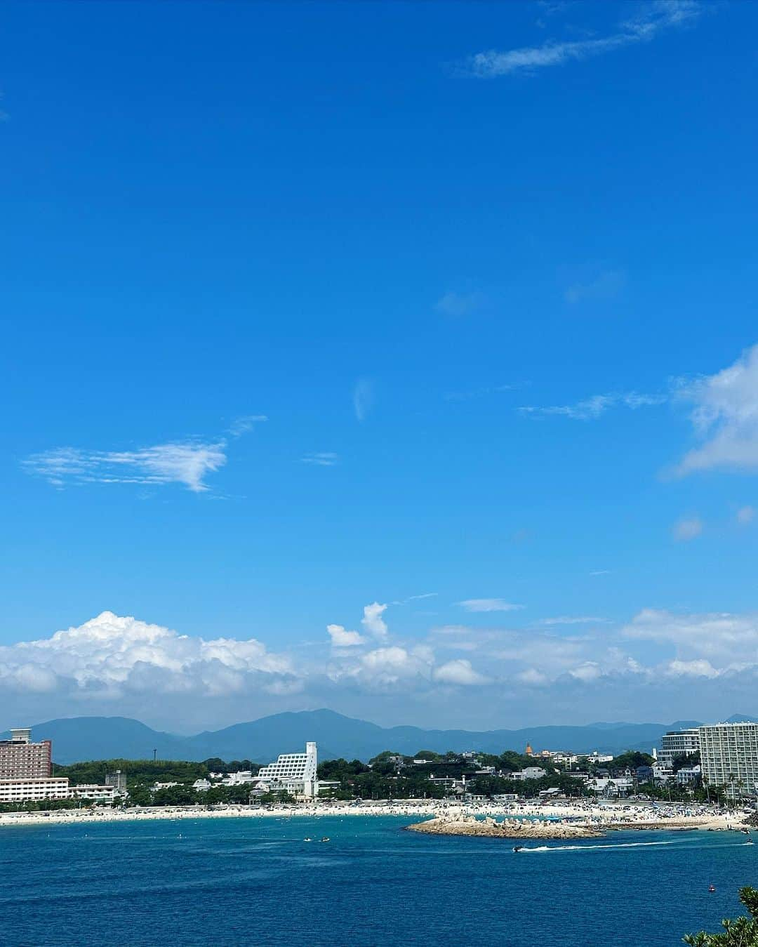 岩崎裕美さんのインスタグラム写真 - (岩崎裕美Instagram)「2023.8 夏の思い出in和歌山  撮影で白浜来た時に見つけて 行きたいなぁと思ってた @__muya___ に。嬉  お店の方がオススメしてくださった スモモと南高梅のジェラートがもう美味しくて。 瞬く間に目の前から消えた😇🍧  みんなが頼んでたメロンソーダやコーヒーフロートも 美味しそうだったなぁ。  季節毎にメニュー変わるそうだから またゆっくりしに来たいな。  今回は白良浜は人すごいなぁって眺めるだけ🏖️  白浜旅の帰りって9割ぐらいの人最後とれとれ市場寄るやろな🐟  帰りの高速ではトワイライト三日月眺めながら帰阪🚗  すごく充実した夏休みのとある日。」8月21日 21時33分 - hiromi_iwasaki