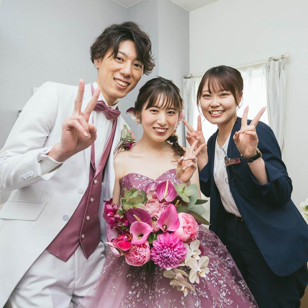 アルカンシエル南青山さんのインスタグラム写真 - (アルカンシエル南青山Instagram)「【Wedding Photo With Staff❁】 . アルカンシエル南青山にて、結婚式を迎えられたお2人♡ お開き後には、お二人の担当をさせて頂いたプランナーと 記念にお写真を撮影させていただきました📷 . たくさんのご友人に囲まれた笑顔の絶えない アットホームな披露宴✨ 私たちスタッフも大いに楽しませていただきました！！ . この度はご結婚誠におめでとうございます！ 撮影のご協力ありがとうございました。 . .................................. 南青山で🌱光×水×緑🌿 を感じられる結婚式場🕊✴︎ . 『感謝を、式のまんなかに。』をテーマに 自然体で感謝が伝わる結婚式の事例を紹介💛 . 👇🏻をタップ🌈👣 @arcenciel.minamiaoyama ......................................  #スタッフ写真 #お開きショット #カラードレスピンク #ウエディングレポート #ウエディングレポ #アルカンシエル #アルカンシエル南青山 #アルカン花嫁 #東京花嫁 #東京プレ花嫁 #東京ウェディング #東京結婚式 #表参道花嫁 #表参道プレ花嫁 #表参道ウェディング #表参道結婚式 #ナチュラルウェディング #日本中のプレ花嫁さんと繋がりたい #感謝を式のまんなかに #2023秋婚 #2023冬婚 #2024春婚 #2024夏婚」8月21日 21時25分 - arcenciel.minamiaoyama