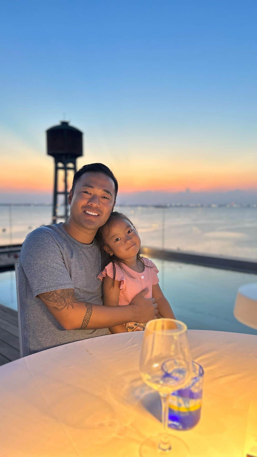 のインスタグラム：「現在の岸田総理の国家戦略を簡単にいうと  「年金減らす、税金増す、ドル円上がる、  物価も上がるが、給料は下がります。  でも老後は2000万円必要だから  65歳過ぎても働こな！  足りない分は投資と副業しな！  でも稼いだら、金融課税で納税な！  あ、副業の雑所得化も忘れるなよ！  頑張ろな国民！」というもの。  この状況で人々は本当に人間らしい暮らしができるのか。  海外にばら撒いてる場合じゃないと思う人は  ぜひコメント欄で、また動画をシェアしてください。」