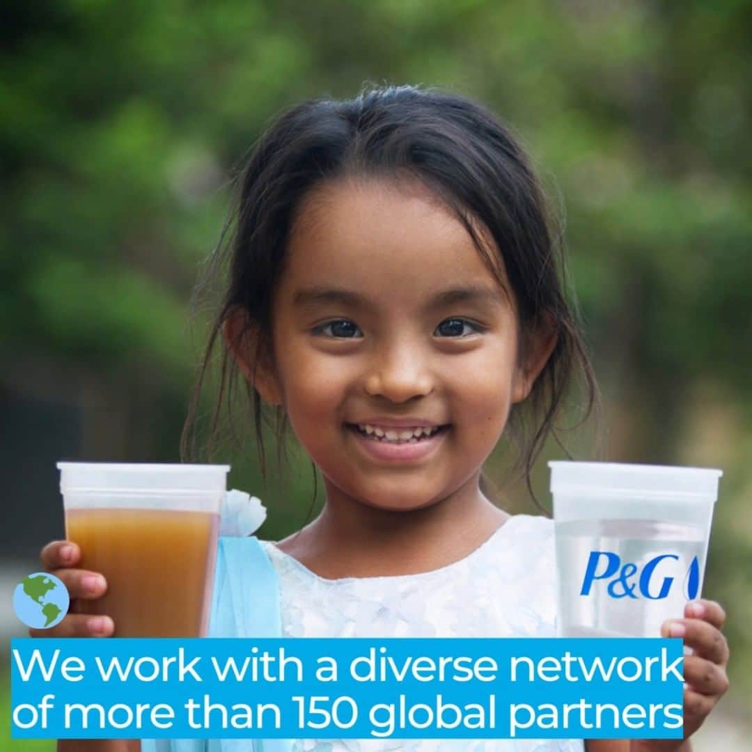 P&G（Procter & Gamble）のインスタグラム：「Nearly 2.2 billion people around the world lack access to safe drinking water.💧 That’s why, since 2004, P&G’s Children’s Safe Drinking Water Program (CSDW) and its 150+ partners have raised awareness and provided more than 21 billion liters of clean water to people around the world. 🌎 The program provides an easy-to-use water purification packet invented by P&G scientists that can clean 10 liters of water in just 30 minutes.   As we observe #WorldWaterWeek, we reflect on the tangible impact of the CSDW Program and our partner organizations. Together our work improves lives, empowers communities and helps open the way for a brighter future.🌟   Tap the link in bio to learn more about CSDW.」