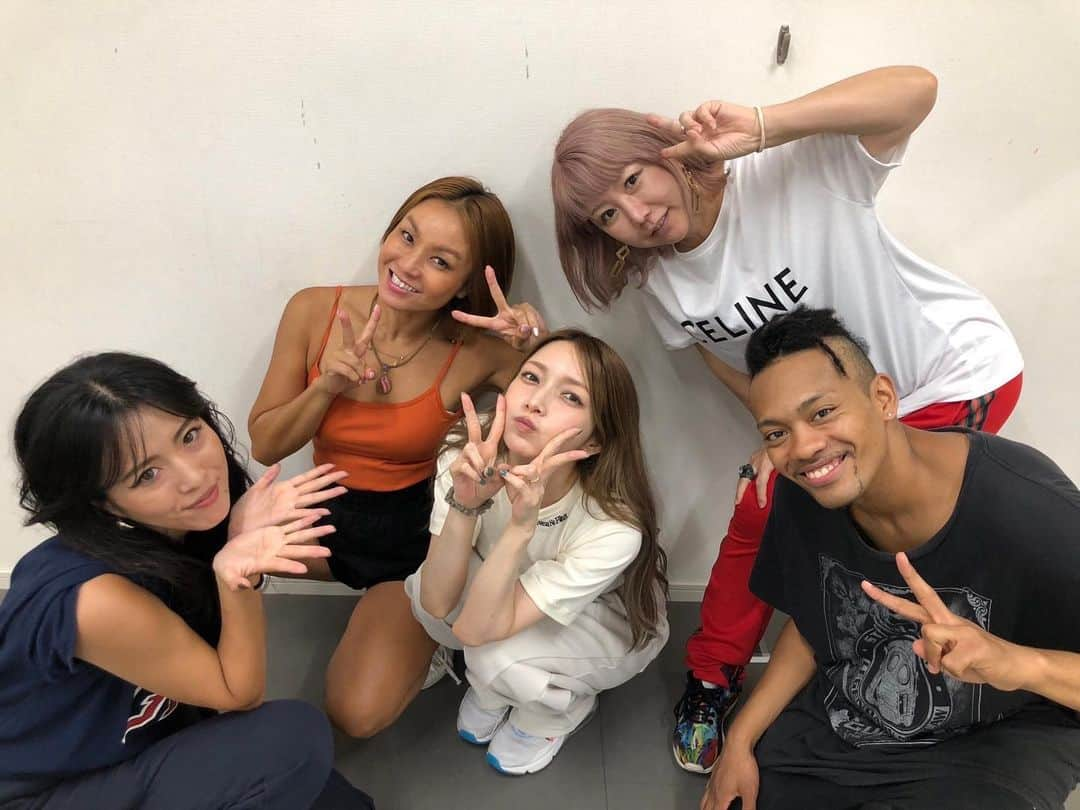 後藤真希さんのインスタグラム写真 - (後藤真希Instagram)「9月のライブリハ🎵  本日はlolのメンバーの友祐 、moca、直人も参加してくれました♪ 振り付け覚えてくれてうれし♡ 楽しいLIVEになりそーだ！！  ダンサーメンバーみんなお肌小麦色でコントラストが笑ww」8月21日 21時29分 - goto_maki923