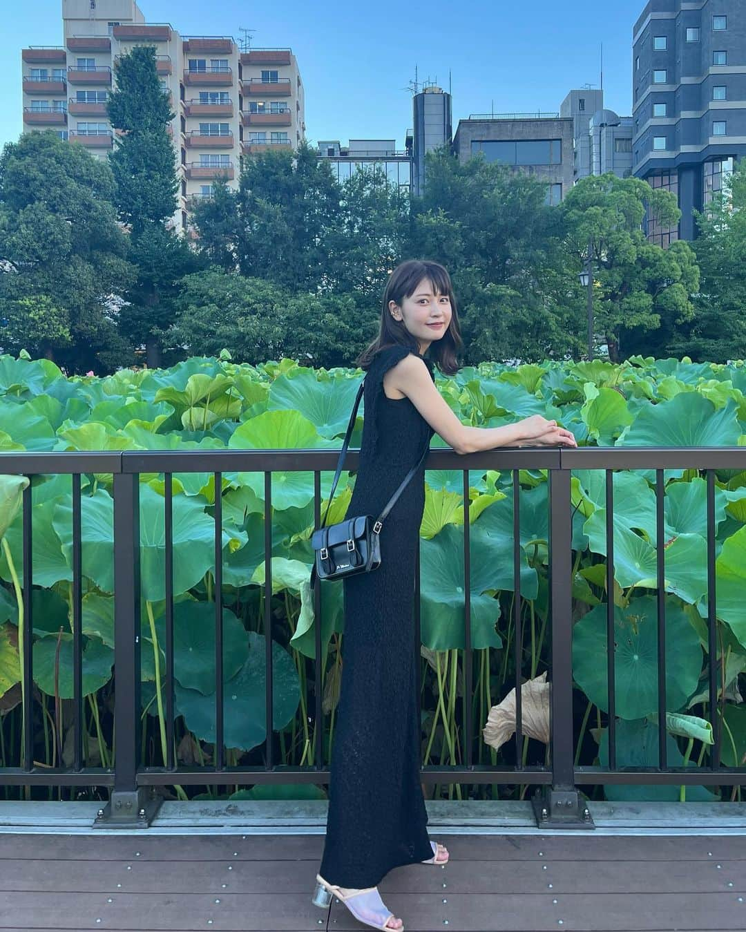 西野実見さんのインスタグラム写真 - (西野実見Instagram)「. 夏に着るワンピースが一番好き➰🖤  dress @moussyofficial  大人っぽくて細長く見える気がするから お気に入りでよく着てる＾＾✨  そろそろ秋服ですね、、はやすぎ！！  #ワンピースコーデ #ブラックコーデ #夏コーデ #黒ワンピ #黒ワンピース #夏服コーデ」8月21日 21時30分 - maminishino