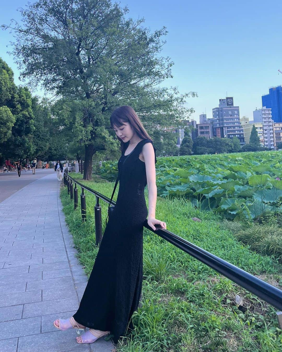 西野実見さんのインスタグラム写真 - (西野実見Instagram)「. 夏に着るワンピースが一番好き➰🖤  dress @moussyofficial  大人っぽくて細長く見える気がするから お気に入りでよく着てる＾＾✨  そろそろ秋服ですね、、はやすぎ！！  #ワンピースコーデ #ブラックコーデ #夏コーデ #黒ワンピ #黒ワンピース #夏服コーデ」8月21日 21時30分 - maminishino