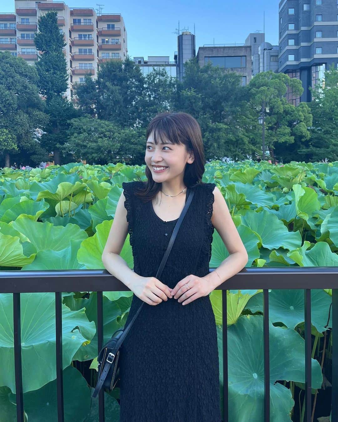 西野実見のインスタグラム：「. 夏に着るワンピースが一番好き➰🖤  dress @moussyofficial  大人っぽくて細長く見える気がするから お気に入りでよく着てる＾＾✨  そろそろ秋服ですね、、はやすぎ！！  #ワンピースコーデ #ブラックコーデ #夏コーデ #黒ワンピ #黒ワンピース #夏服コーデ」