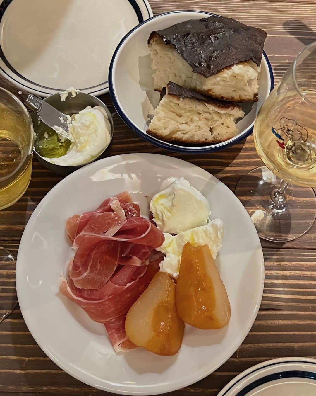 SEIKAのインスタグラム：「おいしすぎるパンとチーズ🍞」