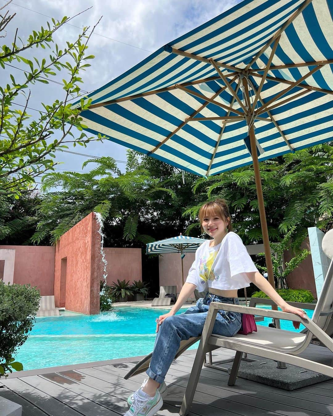 松本未夢のインスタグラム：「ครั้งนี้พักที่ @synhotel  โรงแรมใหม่ มานะคะ✨ มิมุชอบโรงแรมนี้ น่ารักค่า💓แล้วพนักงานก็ใจดีนะคะ🥰🙏🏻 . . 今回のチェンマイ旅行で泊まったホテルは新しく出来た @synhotel  さんにお世話になったよーん💖 . 新しくて綺麗だし、内装も可愛いし💓 従業員さんも会う度に親切にしてくれるから、このホテルを選んで良かったぁーってすぐに思った🥰 . . 1番驚いたのは、check inが12時から受付開始だった事と . Check outの時間がcheck inした時間から24時間まで可能な事😍😍 . みーむーは14時にcheck in したから、check outの日は14時までいて良いよって言われたよん😊 (こんな事初めてで、何回か聞き直した😂) . . いろんな所行きまくりで疲れてたから、最終日の朝ゆっくりしてから帰れたのありがたかったぁー🙈❤️ . ホテルの場所も空港からすぐだし、近くにショッピングセンターとかマーケットもあるからすごく便利だったよー😊✨ . . . #มิมุ #ไม่ใช่มุมิ #みーむー  #เที่ยว #เชียงใหม่ #โรงแรม #โรงแรมเชียงใหม่ #เที่ยวคนเดียว  #タイ #チェンマイ #チェンマイ旅行 #タイ旅行 #おすすめホテル」