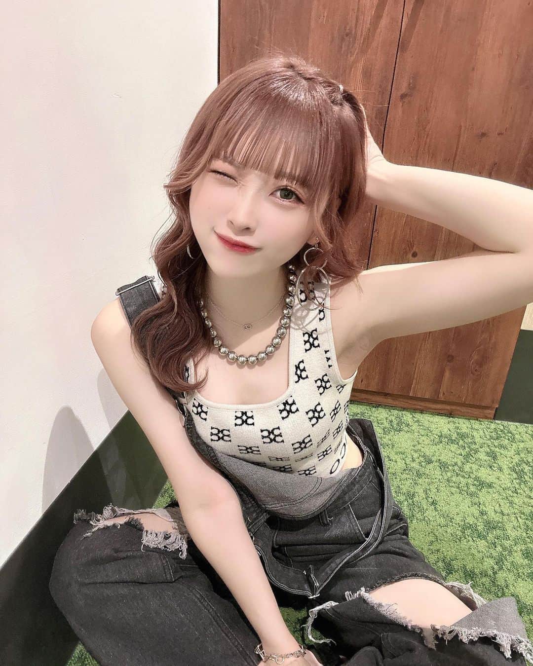咲真ゆかのインスタグラム：「ノースリーブの楽さ知ってまじ毎日きてるな、 夏は肌　ヘルシーな肌見せがすきー🫶🏻  先日 @haab_dream さんで脱毛してもらってきた₍ ᐢ. ̫ .ᐢ ₎ 美容完了したのになんか戻ってきて、今医療してもらってて めちゃくちゃ効果感じてる嬉しい☺︎  .  .  #selca #selfie #셀카 #셀카그램 #today #ootd #dailylook #instagood #instalike #instafashion #followme #outfit #今日のコーデ #ストリート系女子 #shein #好きを仕事に #japanesegirl 　#地下アイドル  #地下アイドル好きな人と繋がりたい #アイドル #推してください #自撮り界隈 #ピープス女子 #ピープス　#shein購入品 #自撮り　#自撮り女子 #いいね返し　  #ストリートファッション　#韓国ファッション」