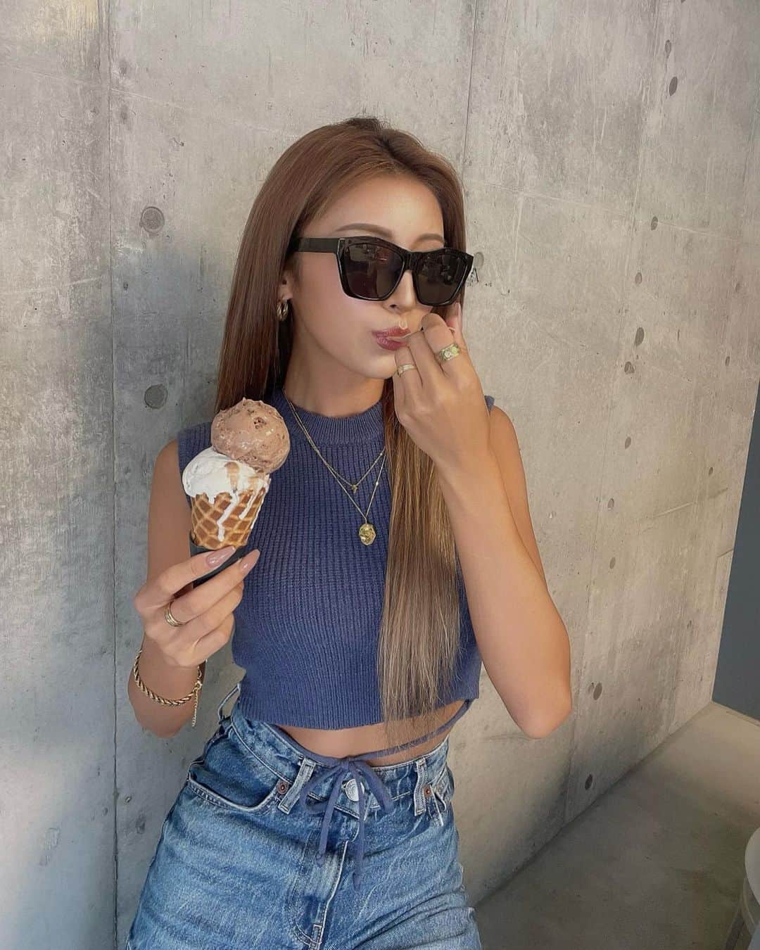 MIWAのインスタグラム：「ICECREAM💙 ㅤㅤㅤㅤㅤㅤㅤㅤㅤㅤㅤㅤㅤ ㅤㅤㅤㅤㅤㅤㅤㅤㅤㅤㅤㅤㅤ 夏に食べるアイスは格別🍨🩷 ㅤㅤㅤㅤㅤㅤㅤㅤㅤㅤㅤㅤㅤ #ootd#ICECREAM」