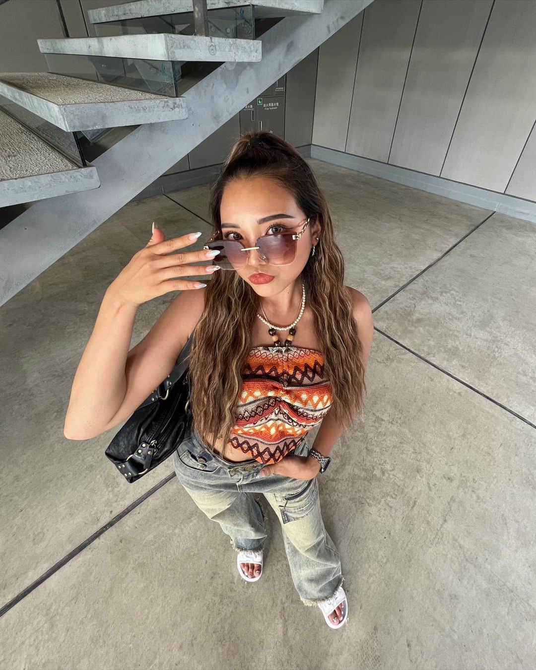 のインスタグラム：「会う人みんなにモアナって言われたコーデ🌺🐚  上下sheinで合わせて¥3,000くらいだった🤣🤣  このデニム形もいいし色味もかわいすぎる！  最後に値段と品番も載せてるから参考にしてね🌼  #ootd#fashion#code#shein購入品#sheinコーデ#sheingals #シーイン購入品#プチプラコーデ」