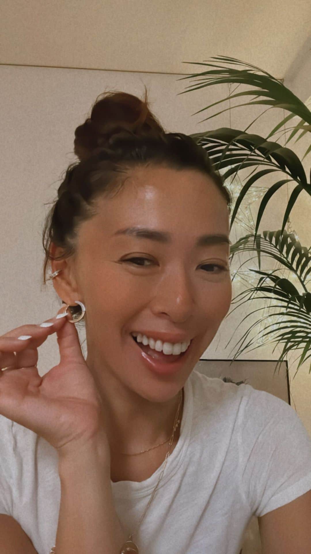 野沢和香のインスタグラム：「ゲリラLIVE💛 急なLIVEにお付き合いありがとうございました！ コラボピアスの話と、 毎日の笑顔の秘訣😀的なお話をさせていただきました🫶 今週もた楽しんでいきましょう❣️」