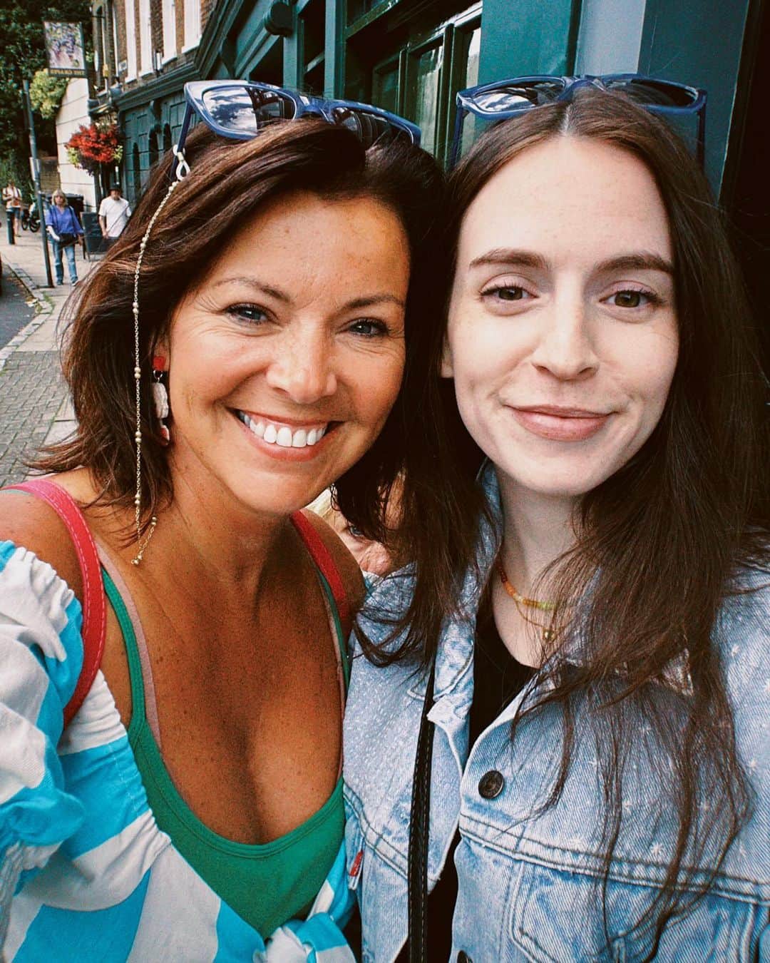 ジェマ・スタイルズのインスタグラム：「The 50% DNA I got from @annetwist did not include that tan 👻」