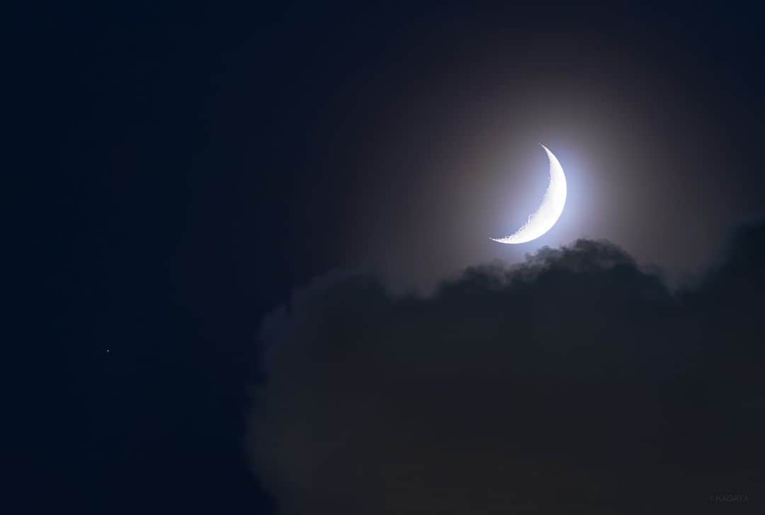 KAGAYAのインスタグラム：「先ほど撮影した六日月です。 写真左下に写っている星はおとめ座のスピカです。 今日もお疲れさまでした。 #moon #星空 #starphotography」