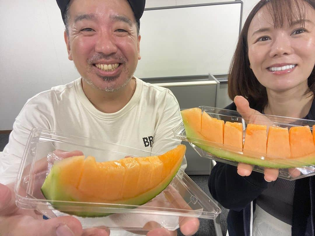 半崎美子さんのインスタグラム写真 - (半崎美子Instagram)「中部国際空港、セントレアへご来場の皆様本当に有難うございました！北海道大雪おみやげ博と共に大盛り上がりの会場で泣き笑い、心震えたひととき。 コロナ禍以降、愛知で久々のサイン会、感無量でした。 出店ブースの皆様が運んでくれた北海道の風を満喫。 北の大地の呼吸のようなミトさんのピアノ演奏と。  明日は21時からbayfm「9の音枠」に生出演します♪生歌コーナーも！  #セントレア #中部国際空港 #ミトカツユキ #半崎美子 #うた弁4you  #大雪おみやげ博」8月21日 21時47分 - yoshikohanzaki