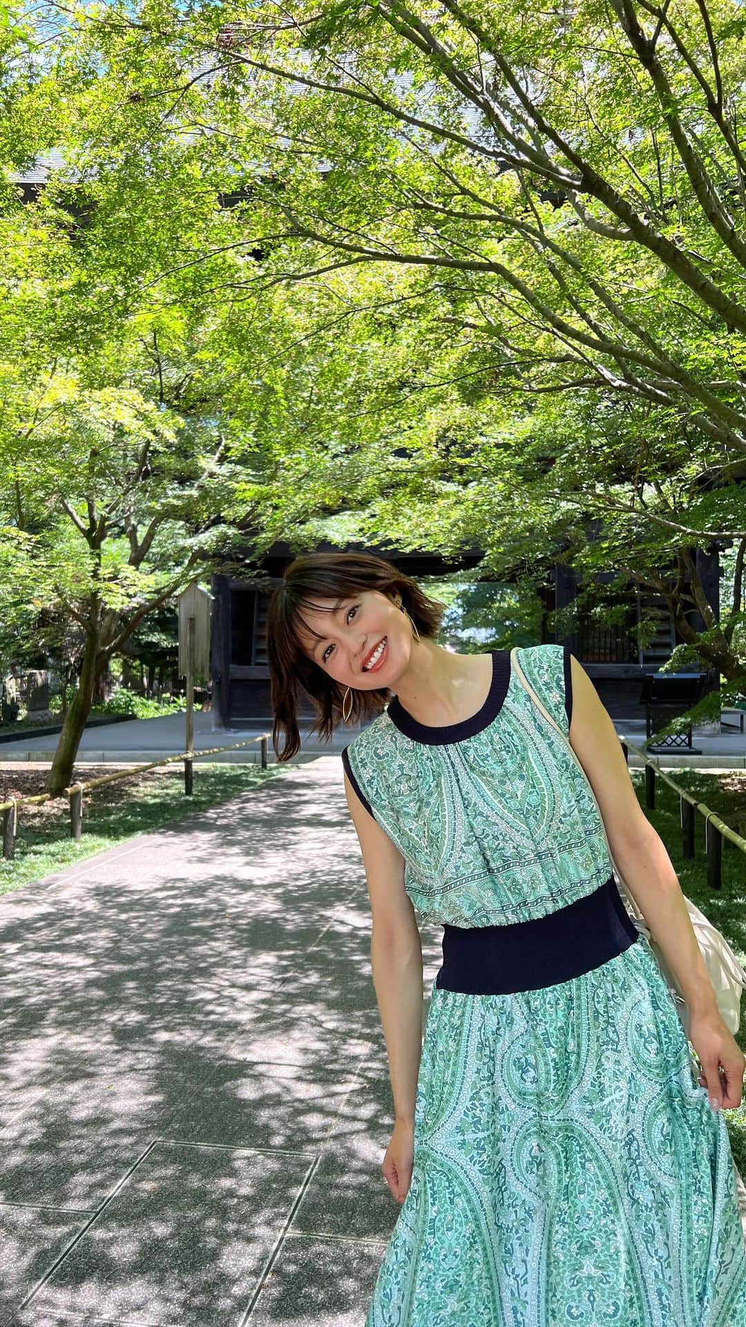 小林涼子のインスタグラム：「. 街ブラ🌿  株式会社モリモトさんの 住まいと暮らしをデザインする Webメディア＜SUMAU＞にて 自由が丘の魅力をご紹介しました🚶  👗 @loveless___official  👜 @lawind__official」