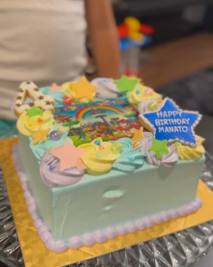EMIのインスタグラム：「Happy birthday my love🩷  4歳のお誕生日おめでとう🎉✨  いつもニコニコ笑顔で優しく 社交的なまなとは私の自慢の息子です。  母として頑張ってこれたのも まなとの笑顔があったから。。  ホルモンバランスが乱れて ボロボロな身体、、 眠れなくてイライラしたり、、 休む暇のない育児に追われて 母としてしんどい時もあった。  けど、それ以上にこの子たちの 日々の成長を側で見ることができて 母である有り難みを知った。  この先、どんなことが起きても 必ずこの子たちの笑顔を 絶やさないように愛情を注ぎたい。  4歳はどんな一年になるかな？  楽しい時間を共に過ごそうね🩷🩷  #mylove #myson #happybirthday #birthdaycake #pawpatrol #ordercake #4歳 #お誕生日 #お誕生日ケーキ #息子 #育児 #パウパトロール #家族」