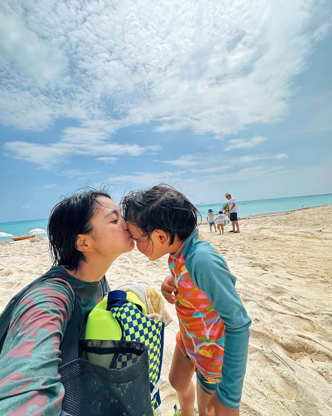 忍舞のインスタグラム：「１週間の与論島🌊  毎日ほんとに海。 休みゼロ というか 海以外行くところないし 毎日海入りたいし なんなら 息子は今日は海いいとかいってたのに 私が海入りたすぎてwww  人のいない浅瀬の海や 船で沖まで行ってシュノーケルや  ほんとに毎日毎日幸せな日々 おかげで肩こりはなし。  まるこげに焼けたけど 肌ケアいつもよりちゃんとしたからか肌の調子が日に日に良いw⭕️  ちゃんとメイク一回もしてないなw メイクしても眉とリップw  1日の半分が水着w  来年もいきたいなぁ。  #与論島 #夏休み #子連れ与論島 #子連れ島旅」