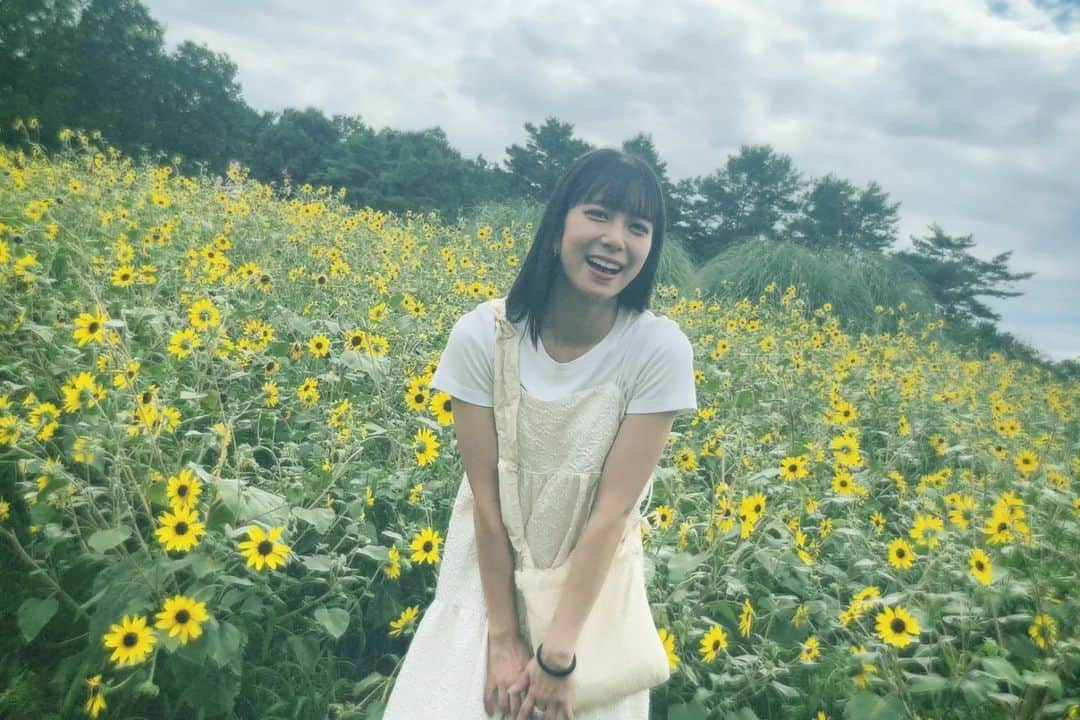 Juice=Juiceのインスタグラム：「井上さんとひまわり見てきた🌻🤍  # juicejuice#井上玲音 さん#入江里咲#りさち#れいりさ」