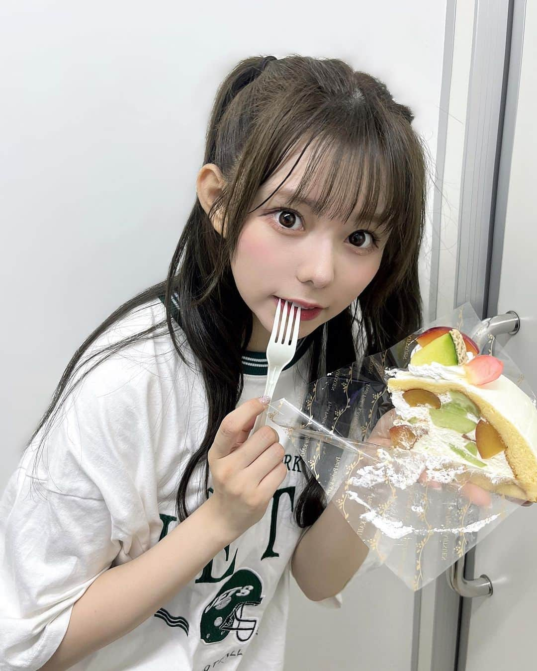 大森莉緒さんのインスタグラム写真 - (大森莉緒Instagram)「・ ・ あざと莉緒🤭  ライブ後に食べたフルーツたっぷりケーキ、美味しすぎたなぁ🍰🍈🍒 ・ ・ #大森莉緒 #おーりお #おりおんず #おりおの食 #ケーキ #フルーツ #フルーツケーキ #instagood #instapic #instafood #sweets #good #cake #fruit #먹스타그램 #맛집 #음식 #푸드」8月21日 21時56分 - rio.ohmori