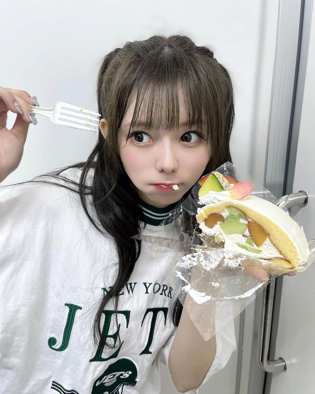 大森莉緒さんのインスタグラム写真 - (大森莉緒Instagram)「・ ・ あざと莉緒🤭  ライブ後に食べたフルーツたっぷりケーキ、美味しすぎたなぁ🍰🍈🍒 ・ ・ #大森莉緒 #おーりお #おりおんず #おりおの食 #ケーキ #フルーツ #フルーツケーキ #instagood #instapic #instafood #sweets #good #cake #fruit #먹스타그램 #맛집 #음식 #푸드」8月21日 21時56分 - rio.ohmori