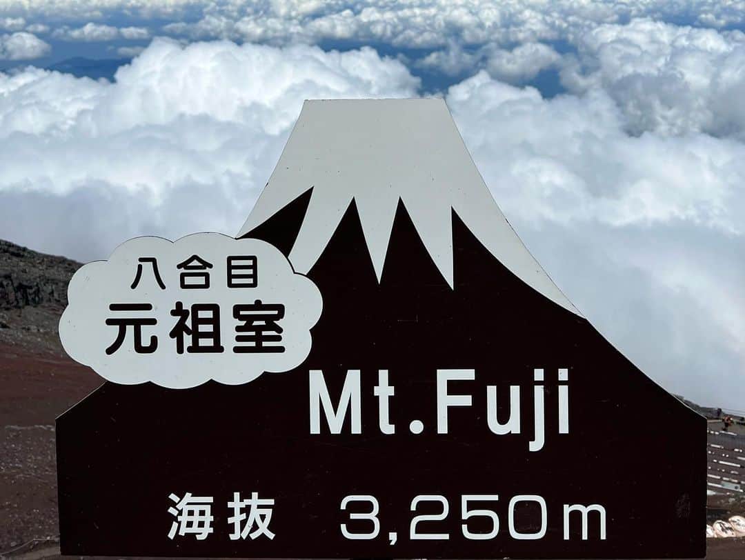 ストリーツ海飛さんのインスタグラム写真 - (ストリーツ海飛Instagram)「Hiked Mount Fuji, but it ended up just being Leg Day.  . . . . . . . . #MountFuji #MtFuji #富士山 #Hiking #Hiked #HikeDay #LegDay #MountainHike #ClimbToTheTop #🗻 #ToTheTop #AintNoMountainHighEnough #TokyoJapan #ExploreTokyo #ExploreJapan #ハイキング #富士山🗻 #疲れた #DayTrip #JapanTrip #TokyoTrip」8月21日 21時57分 - kaitostreets