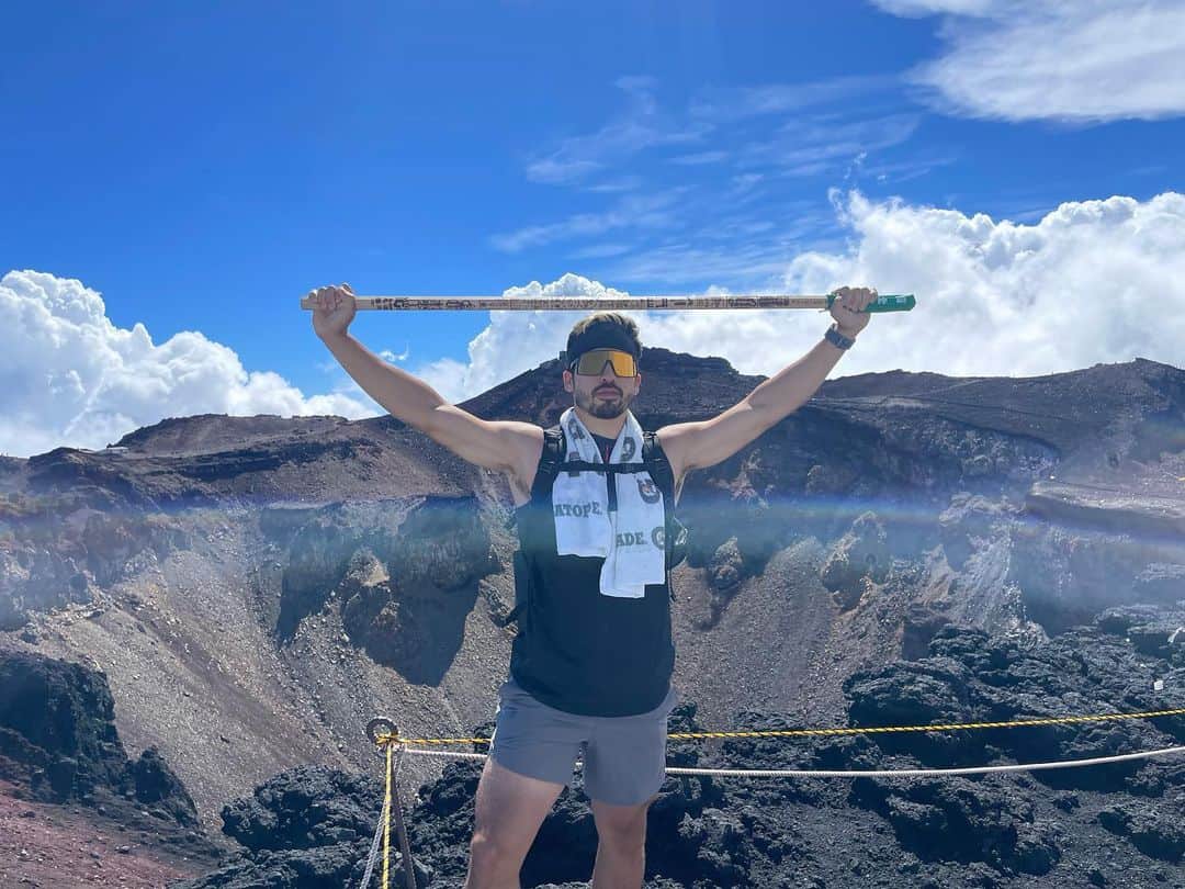 ストリーツ海飛のインスタグラム：「Hiked Mount Fuji, but it ended up just being Leg Day.  . . . . . . . . #MountFuji #MtFuji #富士山 #Hiking #Hiked #HikeDay #LegDay #MountainHike #ClimbToTheTop #🗻 #ToTheTop #AintNoMountainHighEnough #TokyoJapan #ExploreTokyo #ExploreJapan #ハイキング #富士山🗻 #疲れた #DayTrip #JapanTrip #TokyoTrip」