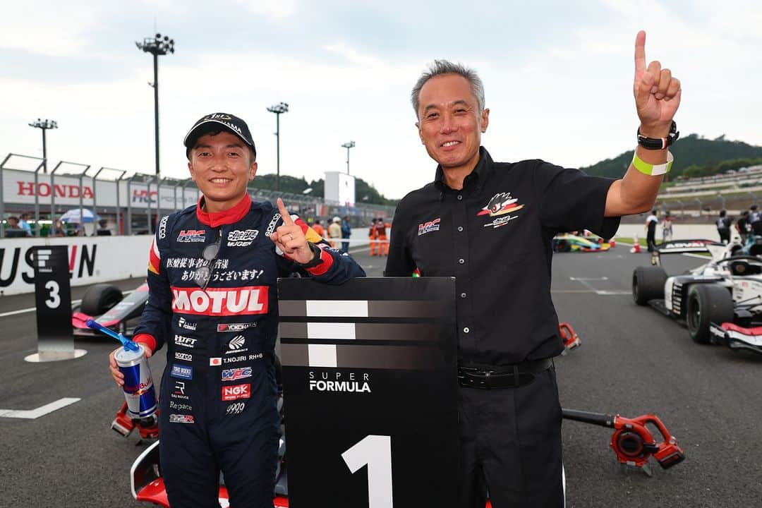 MOTUL Japanさんのインスタグラム写真 - (MOTUL JapanInstagram)「【SUPER FORMULA Rd.7】 . 先週末にモビリティリゾートもてぎで開催されたSUPER FORMULA Rd.7でTEAM MUGEN 1号車をドライブする野尻 智紀選手がポール トゥ ウィン!!! . 今後もSUPER FORMULAから目が離せません。 . MotulはTEAM MUGENのパートナーとしてオイルで走りをサポートしています!! . @mugen1973.official  @tomoki_nojiri  #Motul #MOTULJapan #PoweredByMotul #TEAMMUGEN #mügenpower #無限 #hr417e #野尻智紀 選手 #田中洋克 監督 #superformula #スーパーフォーミュラ #1号車 #sf23 #フォーミュラカー #racecar #racecars #racingcars #racing #formulacar #formulacars #高性能オイル #オイル交換 #300v #モチュール」8月21日 22時00分 - motuljapan