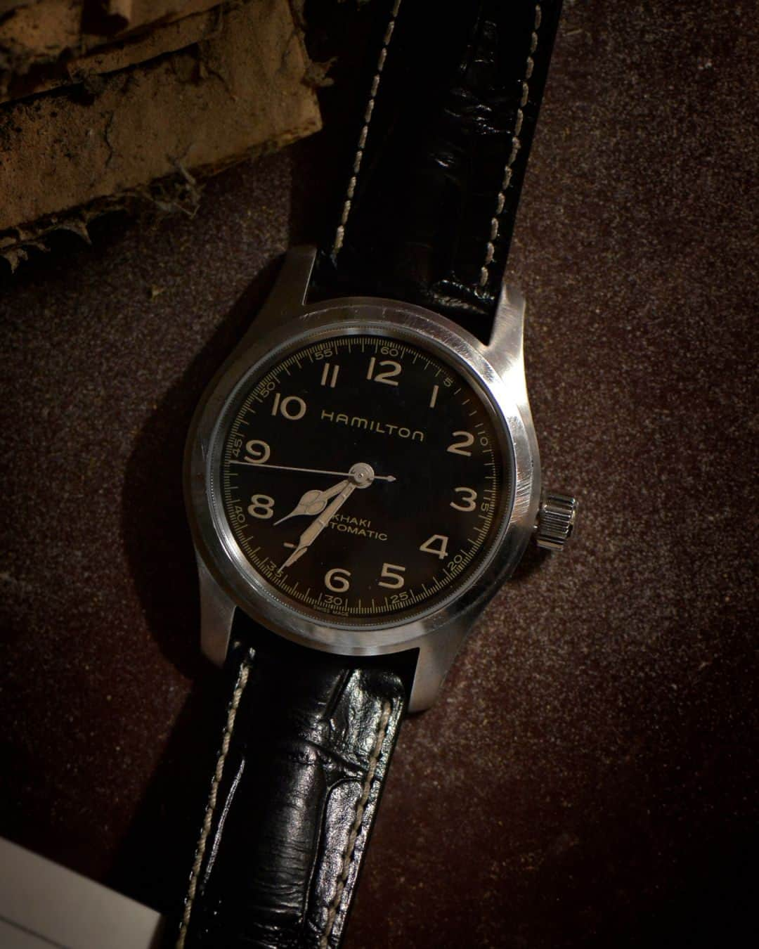 Hamilton Watchのインスタグラム：「Embracing hope for a brighter tomorrow. Worn by Murphy Cooper, played by Jessica Chastain in the sci-fi masterpiece "Interstellar", our iconic Khaki Field Murph is an authentic representation of Murphy's character and her quest to unravel the mysteries of the universe.  #hamiltonwatch #interstellar #movie」