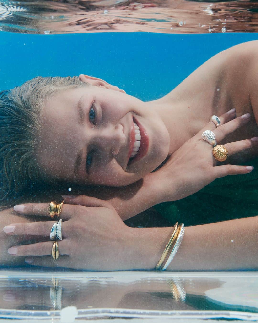 トウスのインスタグラム：「The jewels that will freshen up your looks 💦 DYBE collection.」