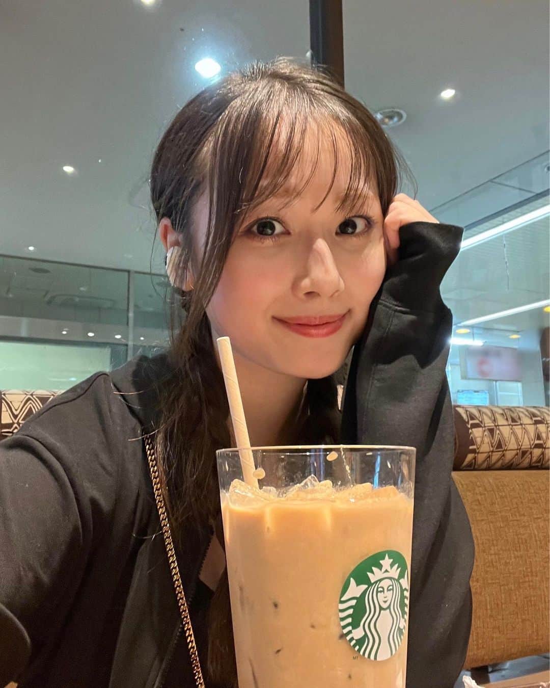 のインスタグラム：「三つ編みしたけど写ってない🐝」