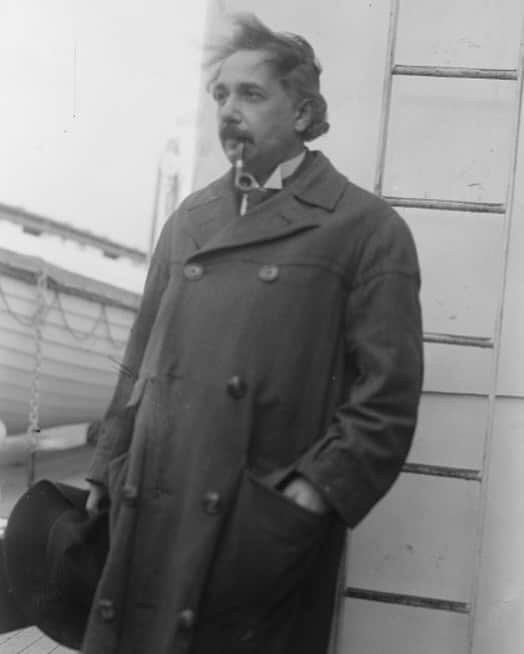 アルベルト・アインシュタインのインスタグラム：「"I rarely think in words at all. A thought comes, and I may try to express it in words afterwards." – Albert Einstein」