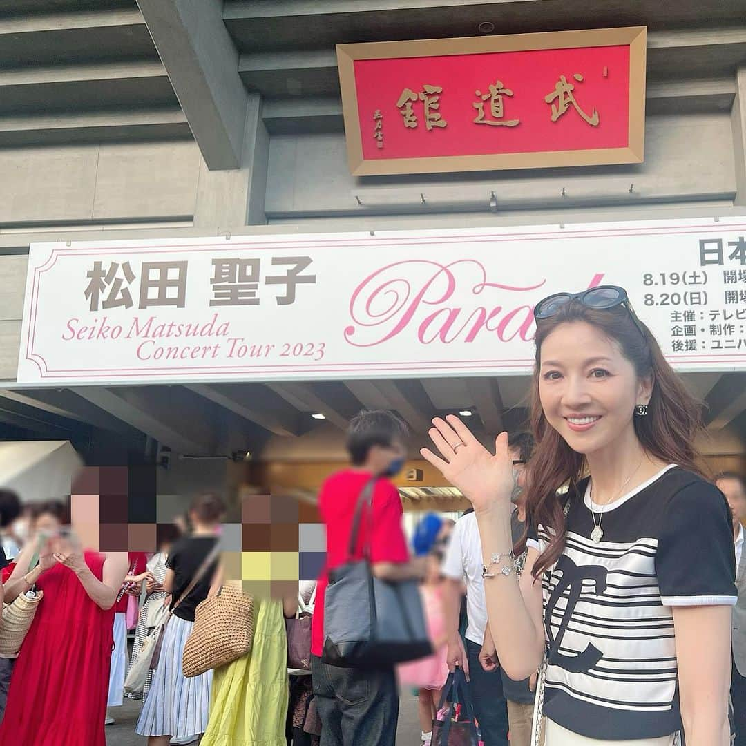 君島十和子さんのインスタグラム写真 - (君島十和子Instagram)「武道館コンサート実施 125回目(女性単独第一位) デビュー43年目の 松田聖子さんは 満席の武道館の隅々までも 鳥肌が立つほどの パワーで 魅了してくれました。  聖子さんの 歌唱力、美しさ、可愛さ 柔軟性、チャレンジ精神 そして「面白さ」🤣 …全てが胸を熱くするほどのレベル。  今回、デビュー曲 「裸足の季節」も歌ってくれましたが 資生堂「ekubo」という ティーン世代向けの スキンケアの登場と共に 鮮烈な記憶に繋がって あの洗顔料の香りまで思い出して✨✨✨  香りが記憶に直結している事を 思い知らされました。  当時、生放送の歌番組の中で 新幹線を途中下車し ホームで一曲歌って、、 また、その新幹線に 飛び乗って走り去る…聖子さん 昭和のテレビも凄かった😆  そんな時代を生き抜いて来たからこそ 何が起きても、 歌い続けていらっしゃる 〈音楽の神様〉に選ばれた人の 奇跡を目撃してきました！！  #武道館#松田聖子 #コンサート #光る玉ねぎ #今年もありがとうございました  #13年前のFTCのスタッフRさん #誘ってくれてありがとう  #青い珊瑚礁 #夏の扉 #小麦色のマーメイド #渚のバルコニー #夏の歌も好きだけど #パンチの効いた #チェリーブラッサム #胸熱 #アラ還 #アラ還十和子 #君島十和子」8月21日 22時01分 - ftcbeauty.official