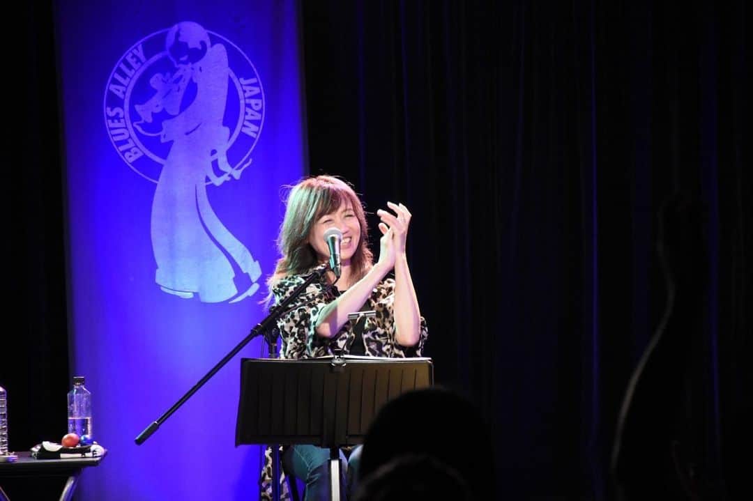 田村直美のインスタグラム：「59ers(フィフティナイナーズ) @目黒Blues Alley Japan 楽しかったですねーーー🔥 1曲目3人で歌い始めた時に鳥肌がーって言ってくれた方もいたよ　まだまだ思い出してニヤニヤしてます 一生に1回しかこない59だけどまたやりたいよね 全員めちゃんこいい顔して歌ってます♡  カクテル🍸も美味しかった メロンの皮で作る「59」の文字可愛かったなぁ かんぱーい！の写真もあげちゃいます」