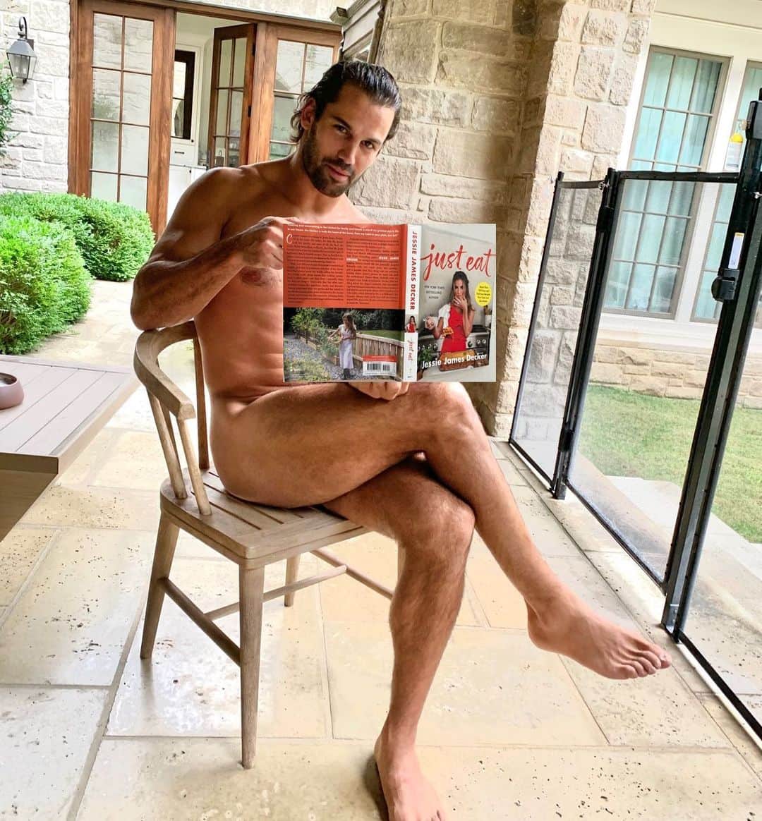 エリック・デッカーのインスタグラム：「Sharin the tasty love! Grab a hard copy of “Just Eat” Jess new cook book👊🏽 she cooks her ass off and these recipes are proof of that.  Get it 👊🏽 link in bio to pre order 😆😆😆( How should I make Jess return this kind gesture and favor)?????」