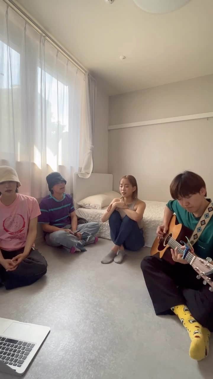 KIMIKA（キミカ）のインスタグラム：「LIVE告知  8/25 19:00頃都内でこの4人で路上ライブします🙆‍♀️ 9/4 jicca live に向けて手売りチケット持ってくよおお！  9/4のライブチケットはLIVE infoにも URL貼ってアーカイブしてあるからみてね☺️  みんなが帰ってきたくなるようなライブするよおお！ 一緒に音楽に浸ろう✨✨  #KIMIKA#phenomellow#おだともあき#singer#路上ライブ」