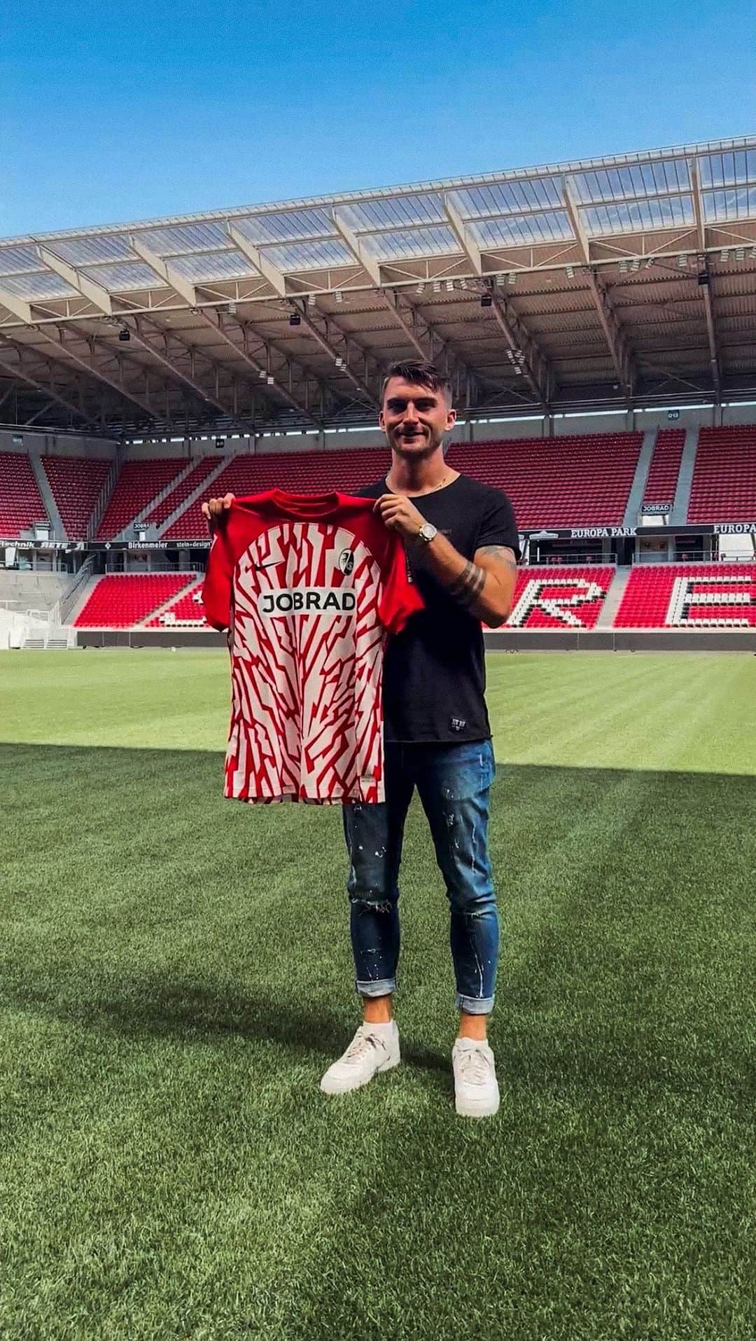 マクシミリアン・フィリップのインスタグラム：「Zurück in 🤍❤️   #scf #scfreiburg #bundesliga」