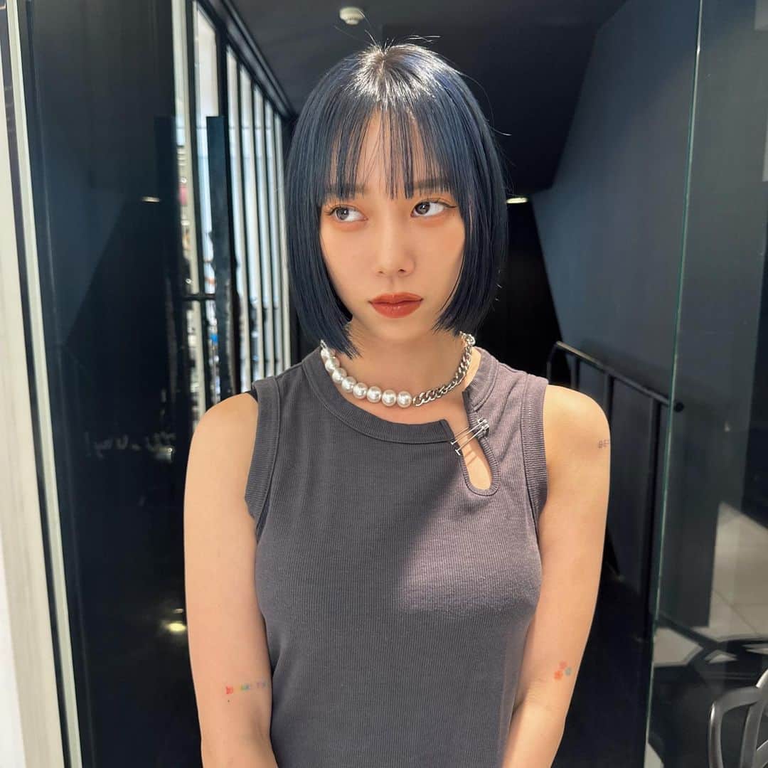 のインスタグラム：「気分で更に切って暗めにしてみた笑 人生でいちばん短いかも、どうかしら？？」