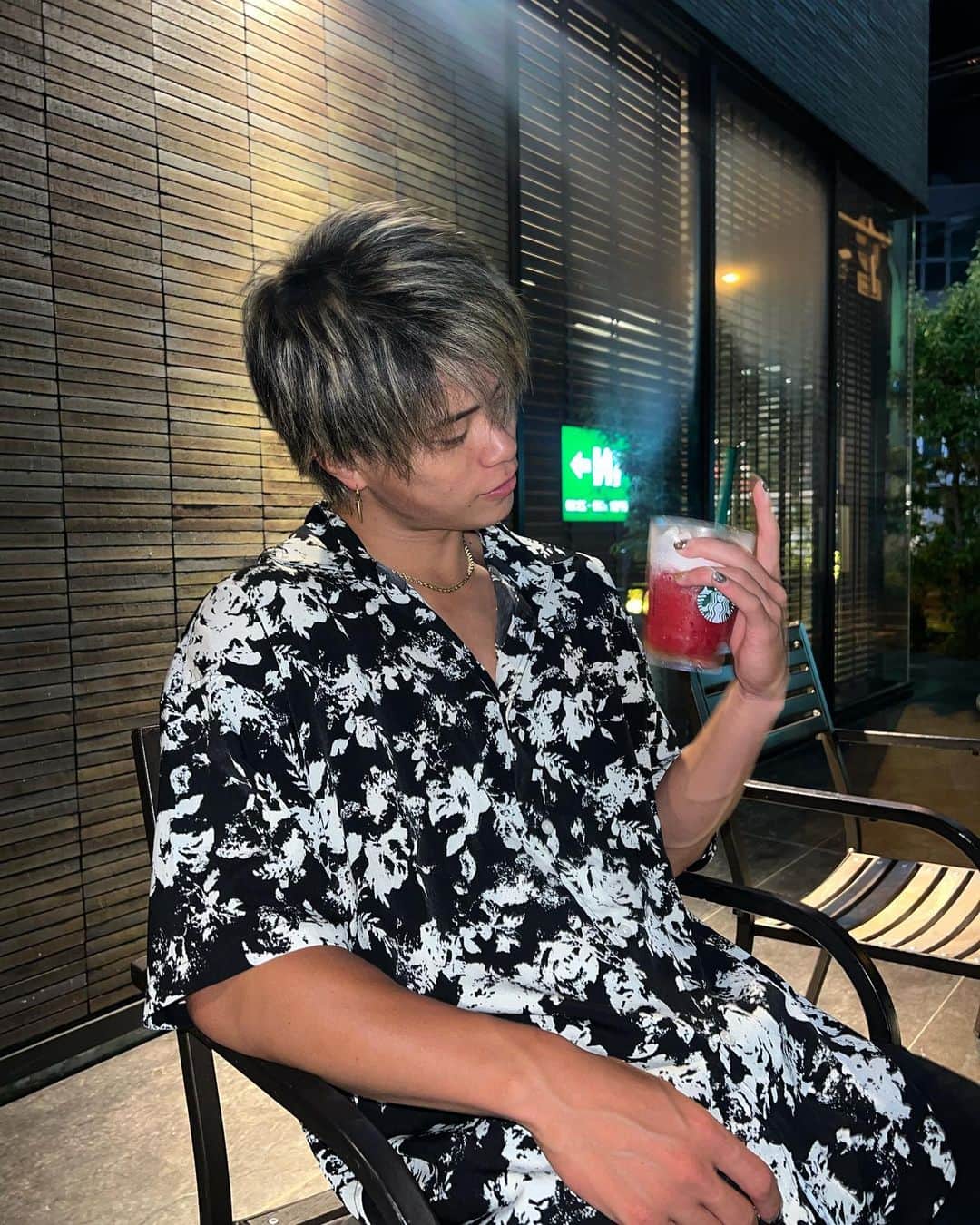 ひゅうがのインスタグラム：「オフな日に夜スタバでゆっくりするの良すぎる☕️🍩 みんなは新作のスイカ味飲んだー？🍉」