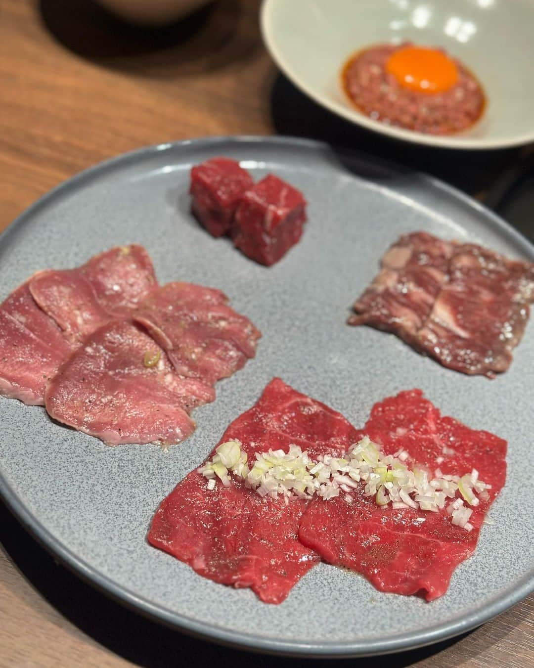 真優川咲さんのインスタグラム写真 - (真優川咲Instagram)「#🍽️#🐮#🐂#🐃#🥩 ✨  こないだりなちゃんと♡♡ みんな大好き~#うしごろ へ 行ってきました🤗💕  今回は初めての #焼肉ホルモンうしごろ銀座店  【 @ushigoro_yakiniku 】🐃✨✨  #ホルモン が苦手な人でも楽めると噂の #正肉コース を頂いたよん🤗💞 ☟ ■チョレギサラダ ■やみつきキムチ■もやしナムル ★うしごろローストユッケ ■極みのタン 角切り・薄切り ■厳選ハラミ ■特選赤身 薄切り・角切り　 ★厳選赤身　(焼きしゃぶ) ■とろけるロース ■本日の特選部位 タレ 3種 ■お食事■わかめスープ ■デザート  〜「ホルモン」の看板が印象的だったけど  #焼肉うしごろ ならでわのランクの高い #正肉 も楽しめて💯美味しいお酒も頂き🥂 大満足な内容でお腹い~っぱいになりました🥰✨  この後も2件程🥂ハシゴして朝まで語りん🎵 最高に楽しい１日でしたとさ🤗💕 #銀座焼肉 #銀座デート #銀座グルメ #銀座ホルモン #銀座#女子会 #焼肉女子会 #ushigoro#PR 💋」8月21日 22時25分 - saki_411