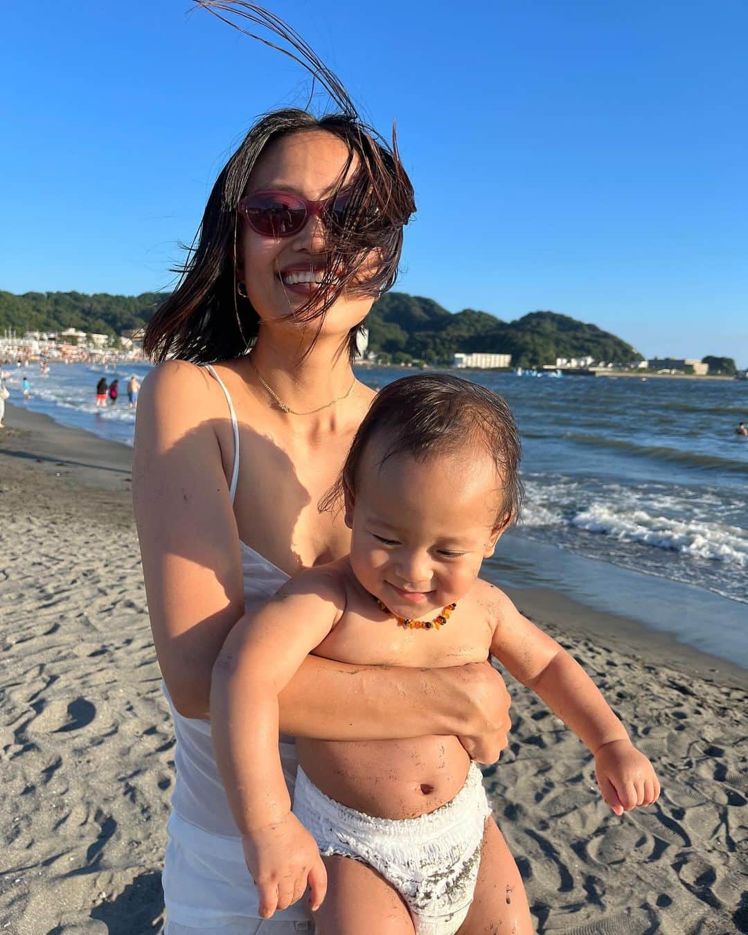 mao mitsuiのインスタグラム：「Happy Happy 10month 💙💫 アンド結婚2周年おめでとうわたしたち！  毎日、朝より昼、昼より夜ってかんじでいろんな瞬間で成長を感じてずーっと目が離せない。！ 今って今しか無いから、すべての瞬間を大切にしてる✨  最近のらーたんはシェアをしてくれるようになったり、すごいすごいー！ってパチパチ手をたたくのがおもしろくって、手をたたけばごきげんになる🎶 これはお店で私の友達たち6人くらいに囲まれて覚えたから、パチパチをする時は近くに居る知らない人もみんな、とにかく周りの人たちを笑顔で巻き込みます😂❤️ 子供の笑顔があれば知らない人ともハハハ〜って笑い合えて、みんなでパチパチまでしちゃって幸せよね。 ジャスも実は知らないところで見守ってくれてて、ふたりの関係がどうなっていくのかな〜ってそれも日々のたのしみ。」