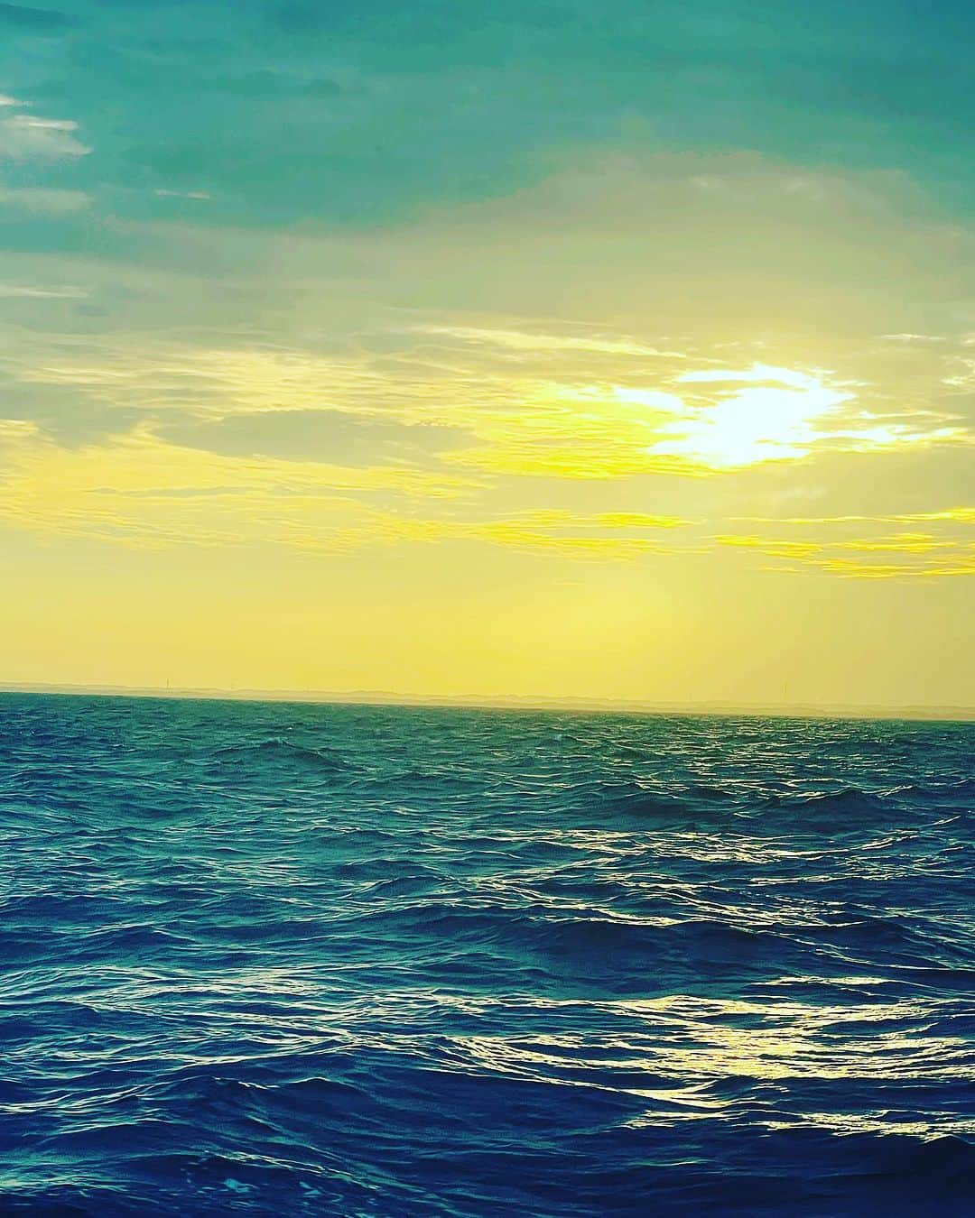 翠千賀さんのインスタグラム写真 - (翠千賀Instagram)「わたしは生まれたのは東京。 育ったのは海の近く。 落ち着くの。 潮の匂いが好き。 昨日の夜は砂浜に座って語らった。 地球からエネルギーもらった気がする。  海はわたしの充電所。  あなたの充電所はどこ？  #海　#海が好き  #心の洗濯  #エネルギーチャージ  #砂浜  #充電  #魂」8月21日 22時18分 - chika.midori
